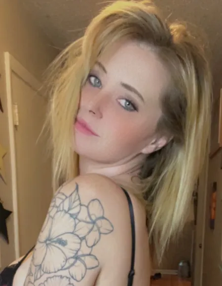 ASHLEY - YOUR FAVORITE COUNTRY MOM profile photo