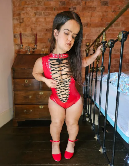 Cait, Britain's smallest glamour model profile photo