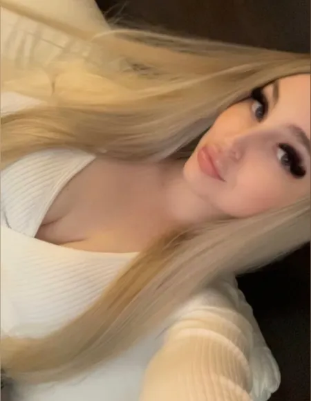 Bella  👅 profile photo