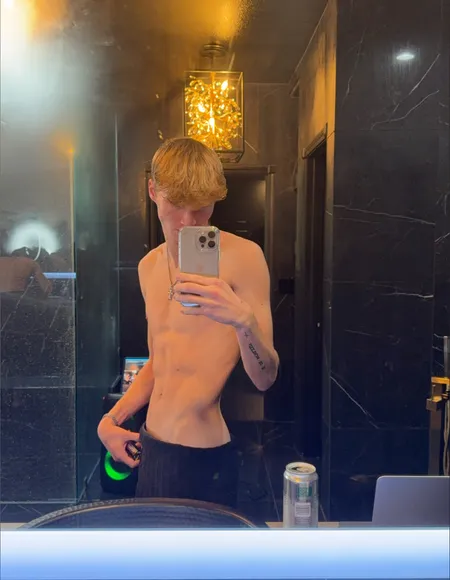 Hung Blonde profile photo
