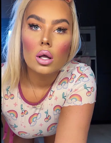Blondiemakeupdoll profile photo