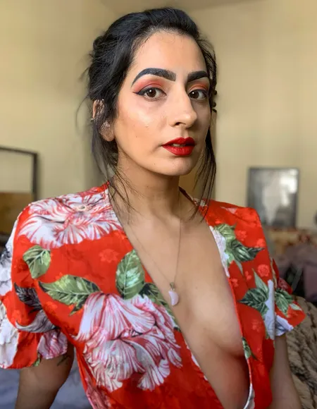 natural indian beauty profile photo