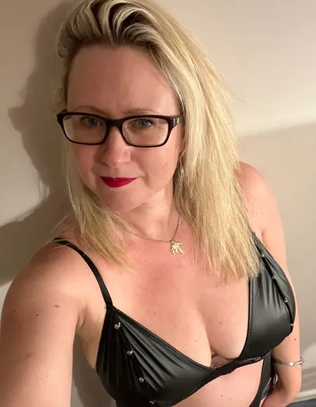 Busty Blond Mombshell NO PPV💋 profile photo