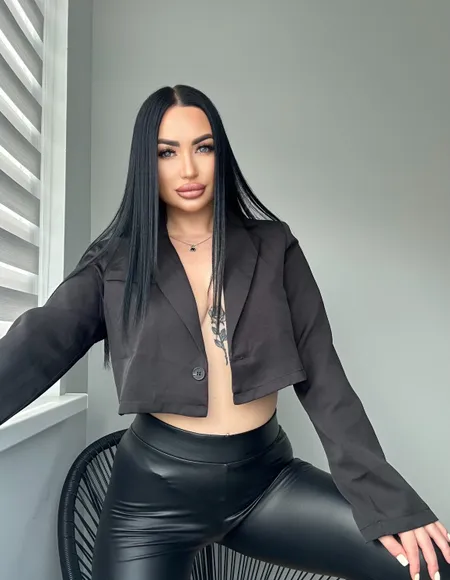 CrissBrunetteFree profile photo