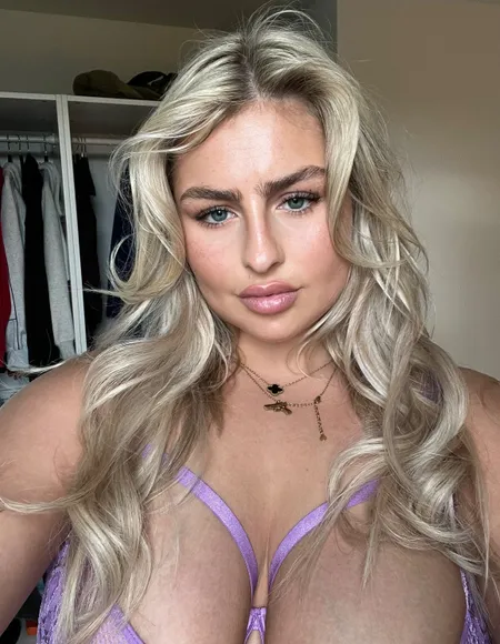 Curvy chubby girl profile photo