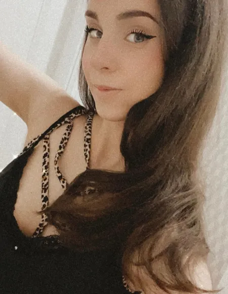 ehotlovea profile photo