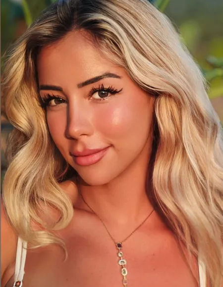 Ella 🍒🍸 profile photo
