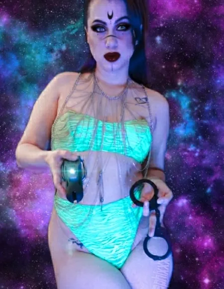 HollyGraphix Goddess Giantess Keyholder profile photo