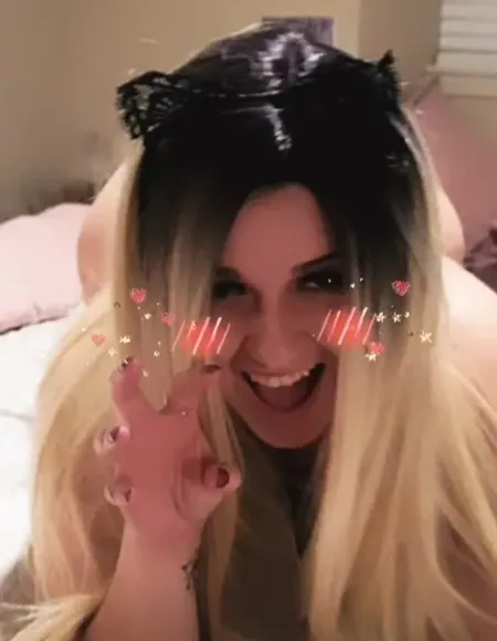 🎀😻  𝒦𝒾𝓉𝓉𝓎 𝒞𝒽𝒶𝓂𝓅𝒶𝑔𝓃𝑒  🥂🎀 profile photo