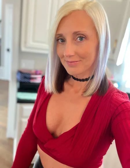 KurvyBlondeWife profile photo