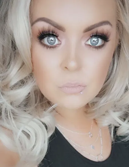 curvy profile photo