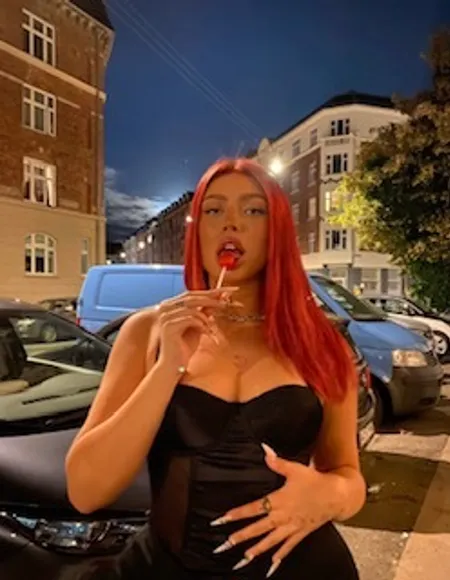 lola lowe profile photo