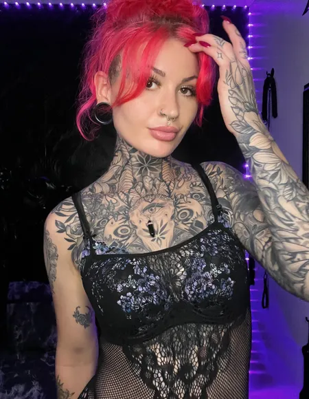Holly Hell profile photo