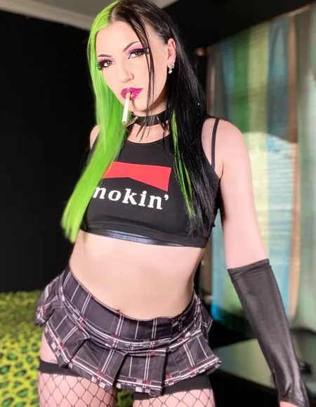 Smoking Goddess 🚬💨 Rave_Baby profile photo