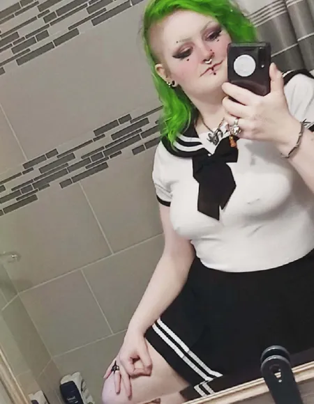 Ash; Queer alt goth waifu artist 🍒 FREE profile photo