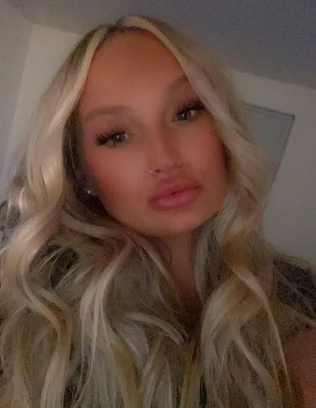 Ashlee Anne sells profile photo