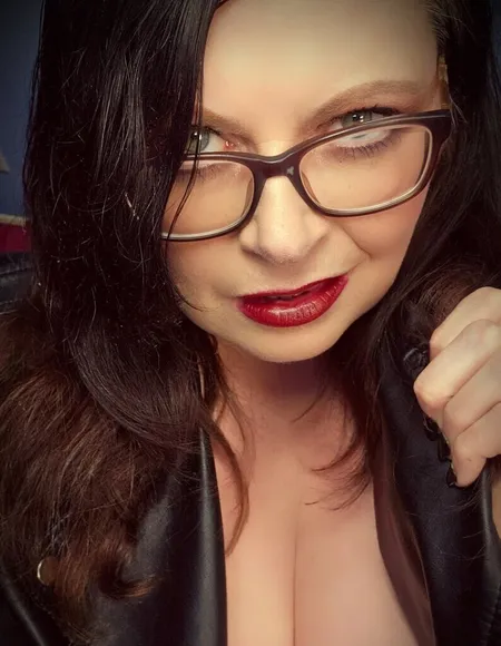 Mature Busty MlLF - 44J Natural Tits profile photo