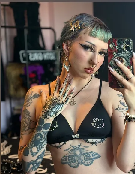 Sky - Submissive goth๐ค profile photo