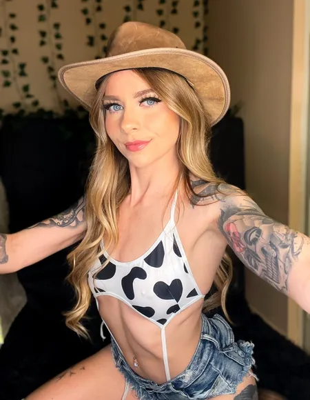 Tatted Blonde Babe🖤 profile photo