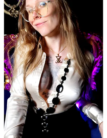 🍎 Satin_Blouse_Fetish_Teacher 🎀 profile photo