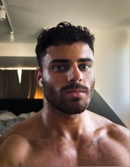 that โstraightโ bodybuilder profile photo