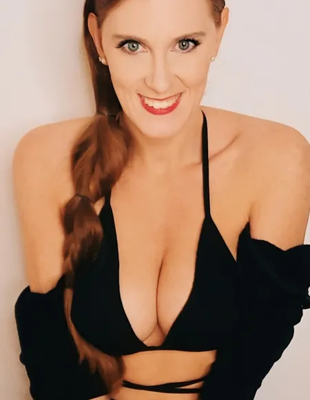 vibingwclaudia_free profile photo