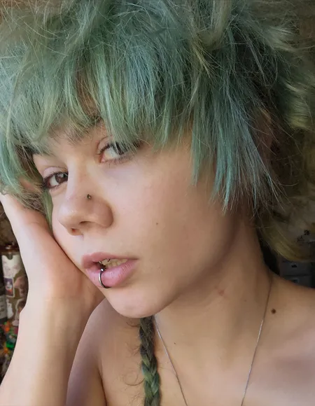 V profile photo