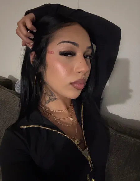 Unhinged baddie profile photo